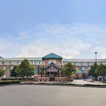 Holiday Inn Express & Suites Elk Grove Central - Hwy 99 By Ihg Екстериор снимка