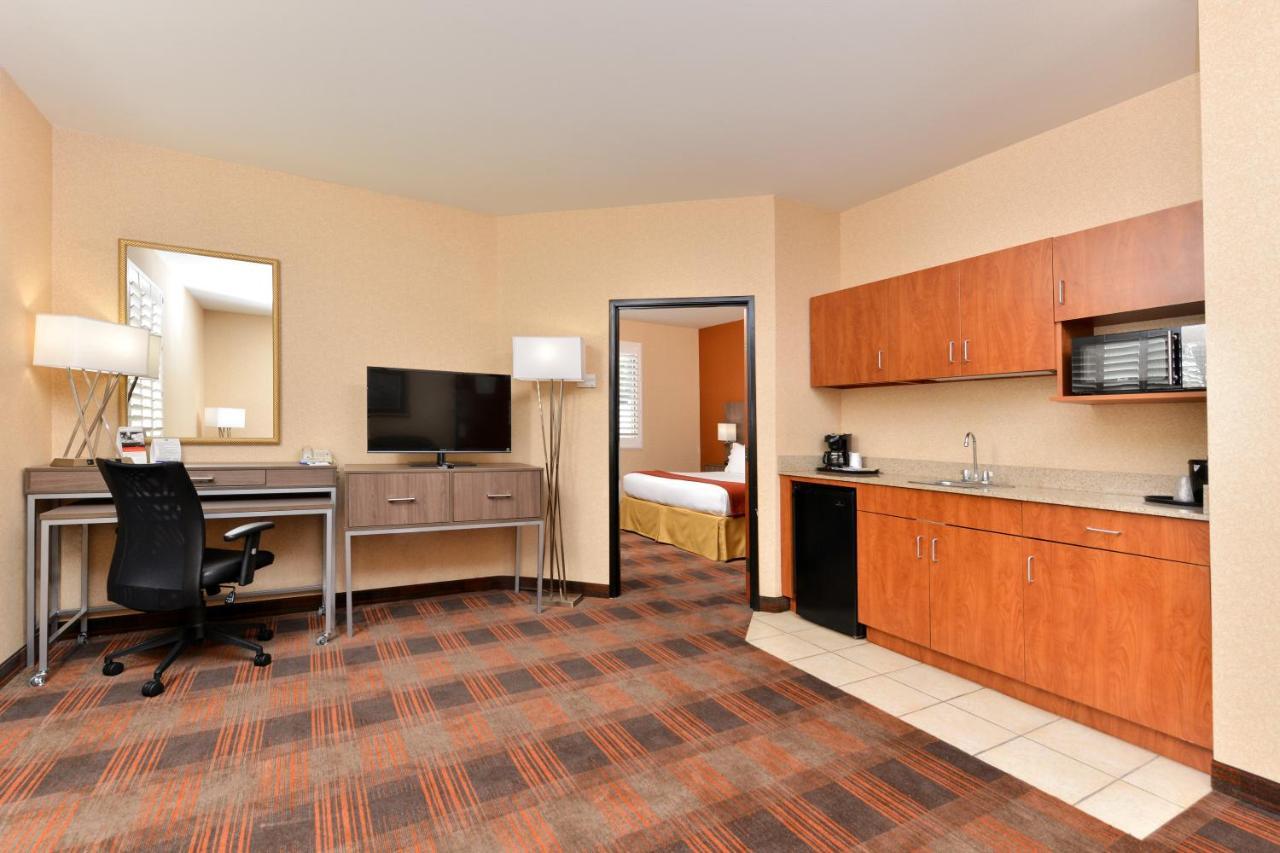 Holiday Inn Express & Suites Elk Grove Central - Hwy 99 By Ihg Екстериор снимка