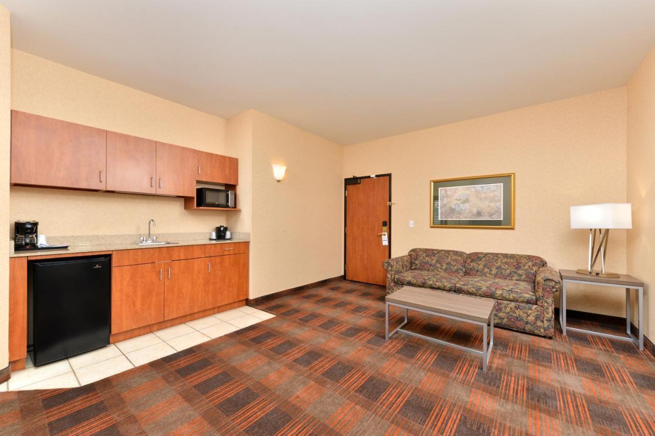 Holiday Inn Express & Suites Elk Grove Central - Hwy 99 By Ihg Екстериор снимка