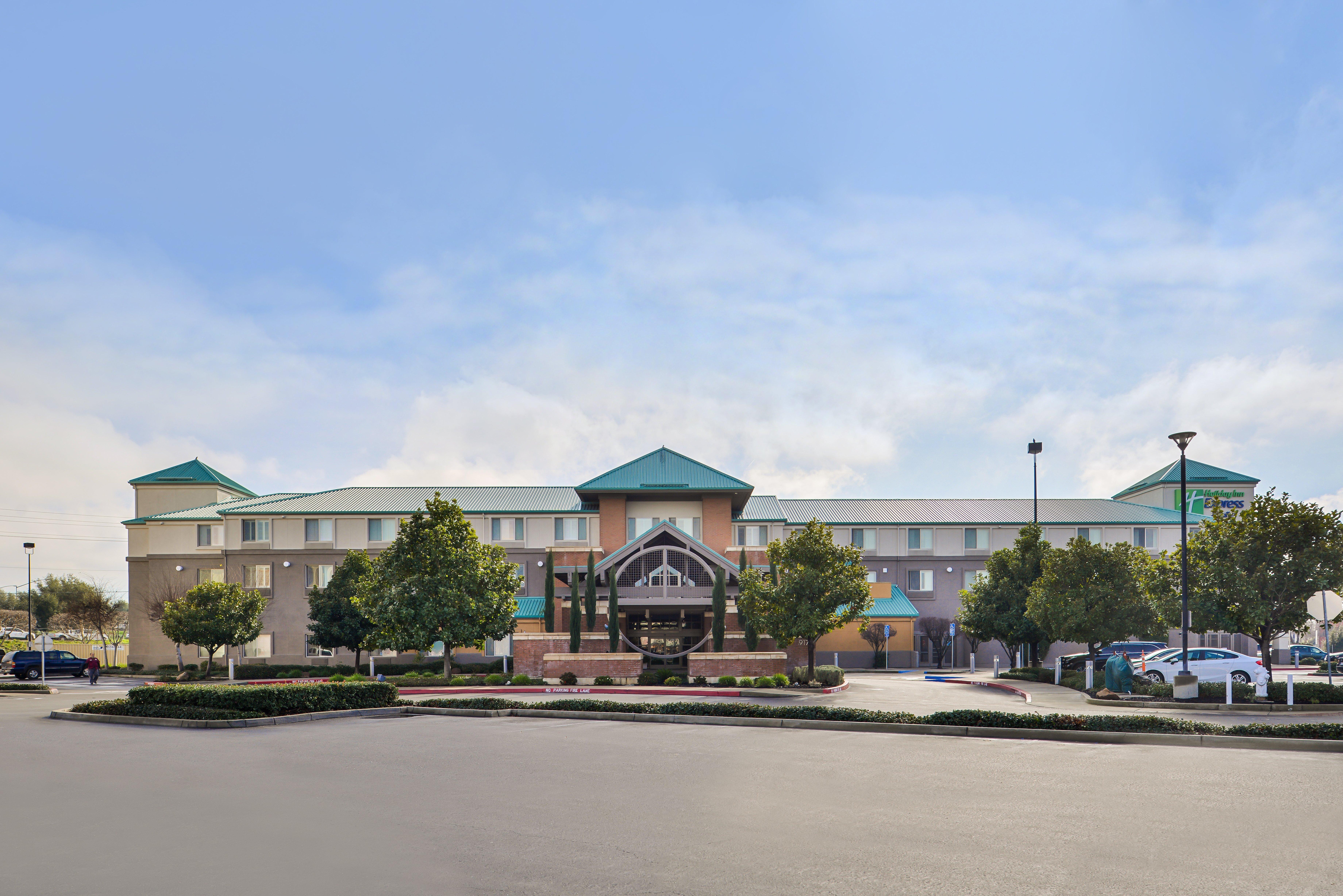 Holiday Inn Express & Suites Elk Grove Central - Hwy 99 By Ihg Екстериор снимка